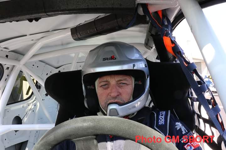 Hervé au volant de la voiture de course